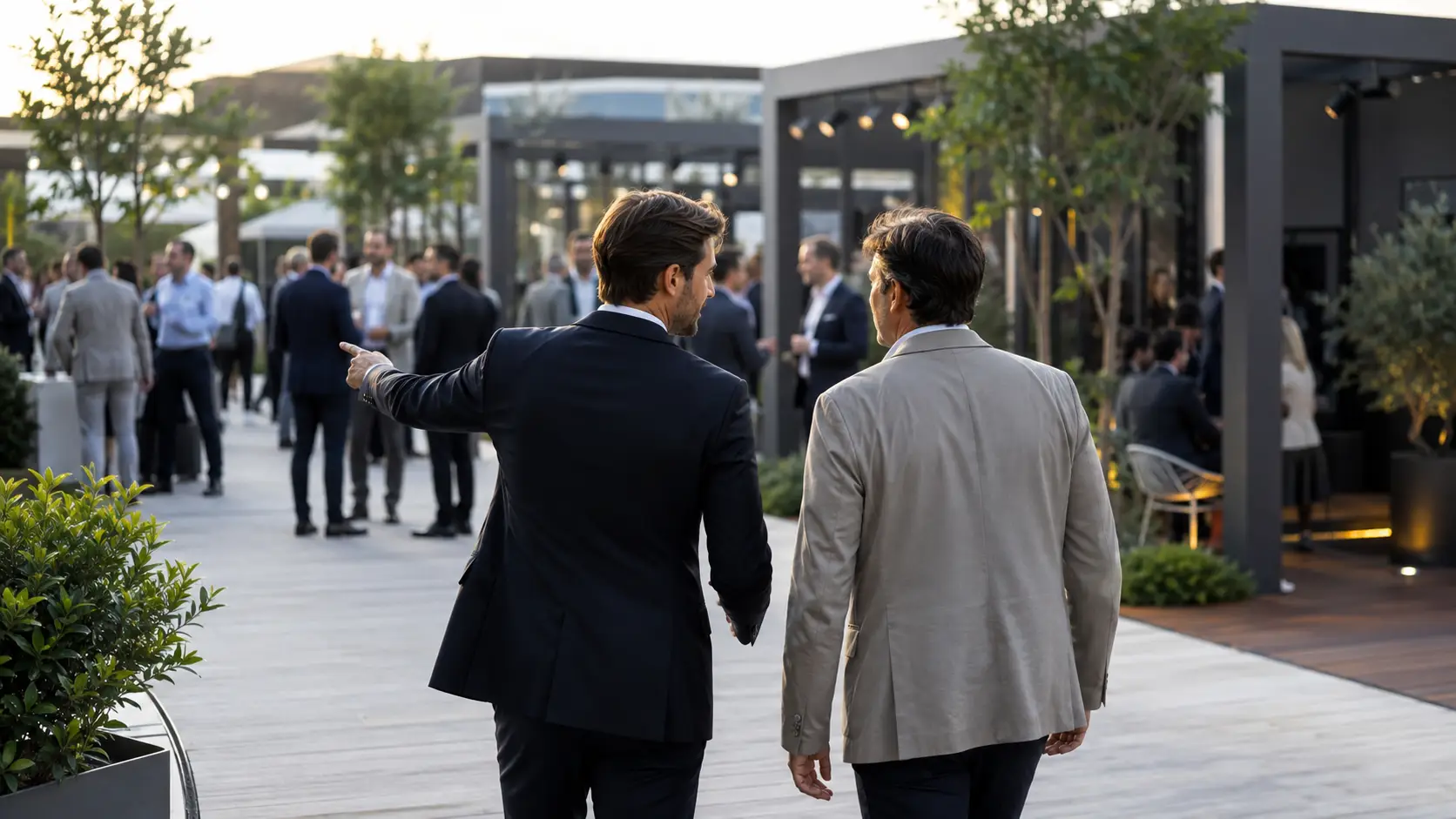 Échange professionnel dans une cour moderne par un hôte et un visiteur