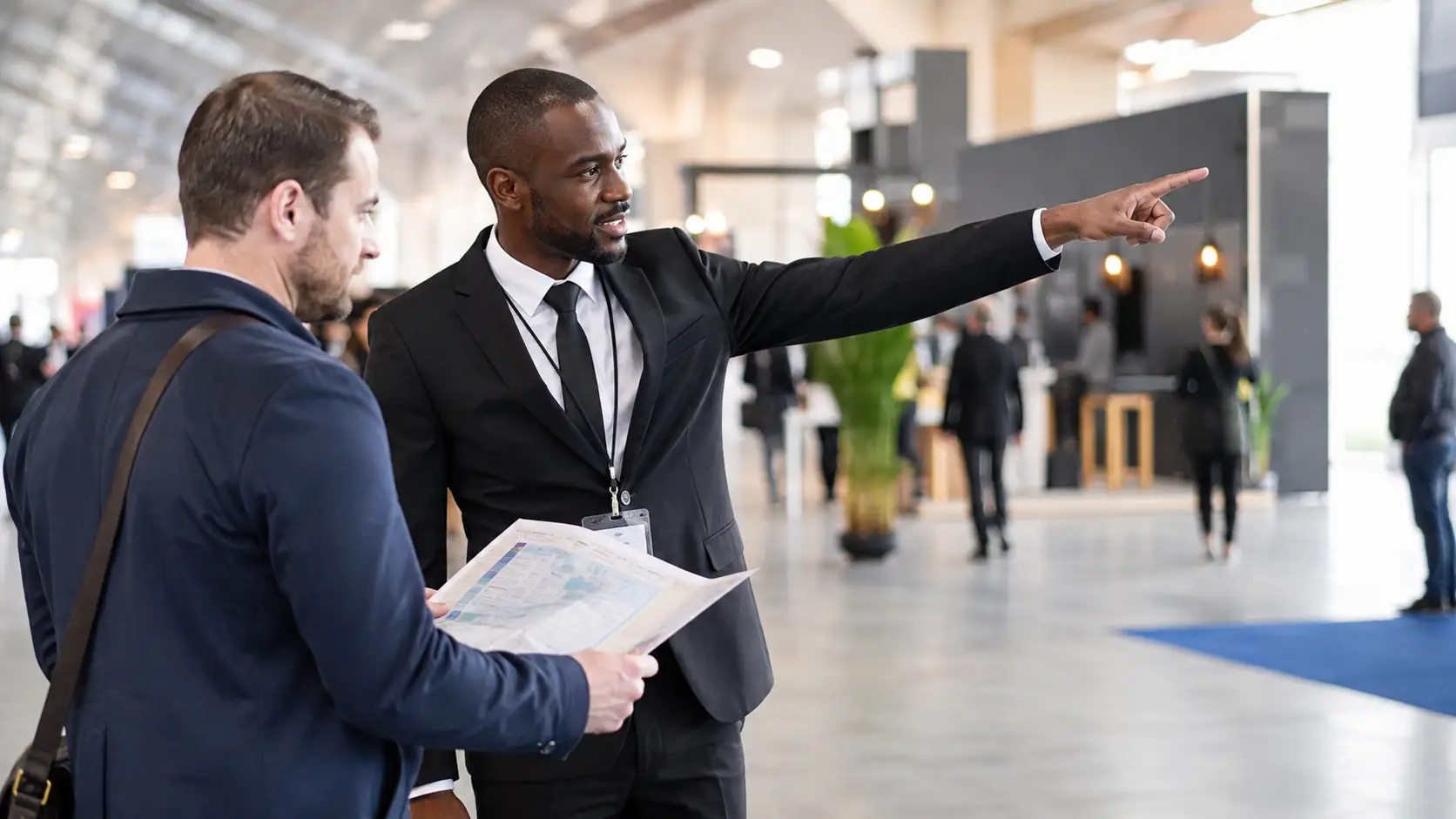 Orientation dans un salon professionnel par un hôte d'accueil